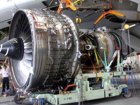 De ontplofte motor van de Qantas A380 die een noodlanding maakte in Singapore wordt verder onderzocht.