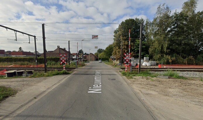 Bus van De Lijn rijdt met kinderen aan boord door gesloten ...