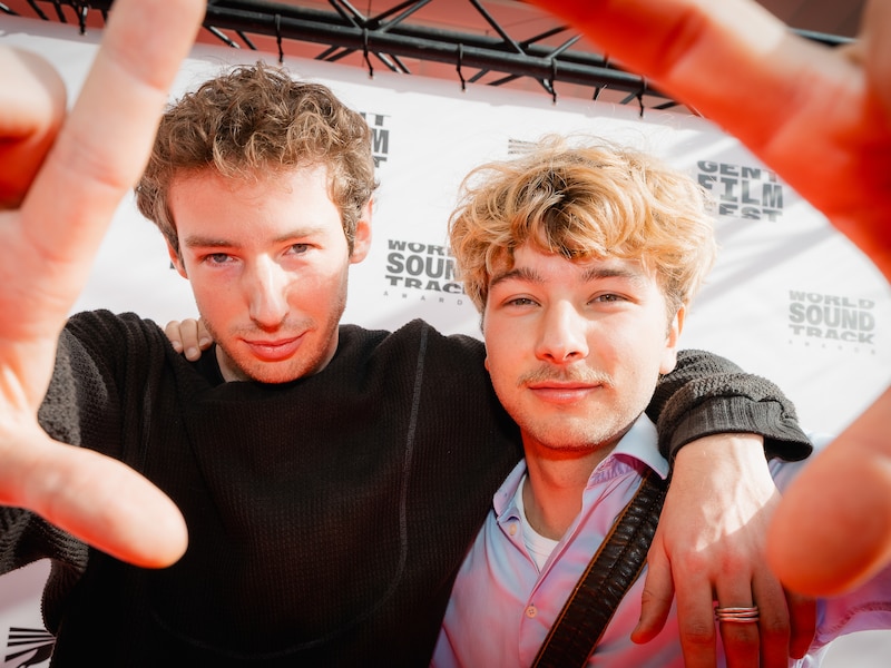Lukas Gevaert (rechts) met zijn producent Victor Longin op de rode loper van Film Fest Gent.