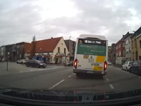 Een scheefhangende lijnbus zorgde donderdagochtend voor ongerustheid bij een automobiliste in Mechelen
