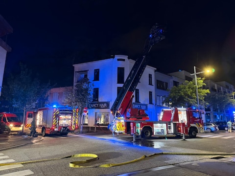 Brandweer rukt uit voor dakbrand boven kapper in Wilrijk