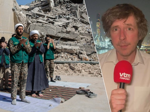 Mensen bidden bij het puin van een politiebureau in Teheran dat werd getroffen door Amerikaans-Israëlische luchtaanvallen.