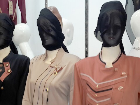 ISIS heeft kledingwinkels in Mosoel bevolen de gezichten van de mannequinpoppen te bedekken.