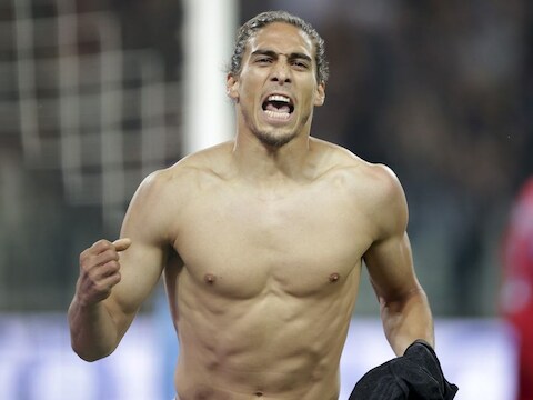 Caceres en Pogba loodsten Juventus in de slotfase voorbij Napoli.
