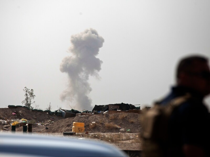 Rook stijgt op van een IS-bomauto bij de frontlinie bij Fallujah.