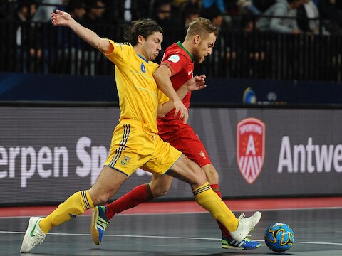 Arnaldo Pereira (rood) en Yevgen Valenko vechten om de bal.