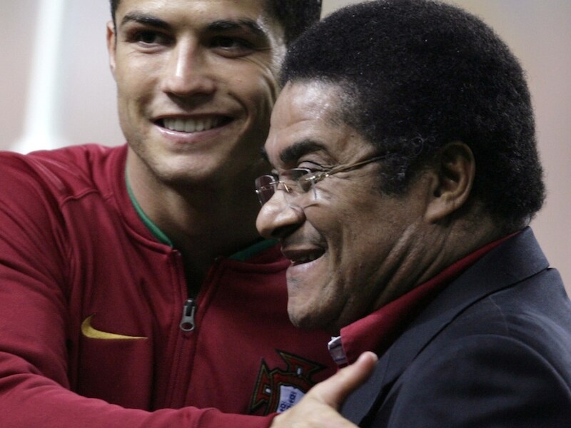Ronaldo in 2007 met Eusebio.