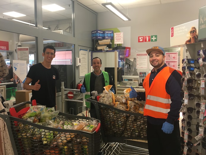 Delhaize schenkt onverkocht voedsel aan de Grote Moskee om pakketten te ...