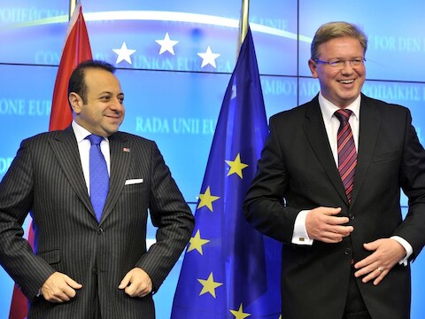 De Turkse minister van Europese Zaken Egemen Bagis (links) en Eurocommissaris voor Uitbreiding Stefan Füle.