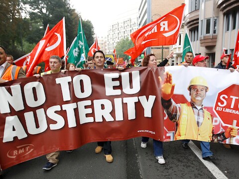 Demonstranten protesteren in Brussel tegen bezuinigingsmaatregelen in de eurozone.