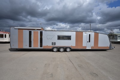“Langste caravan van Europa” met sauna raakt maar niet verkocht: hoogste bod blijft steken op 14.000 euro