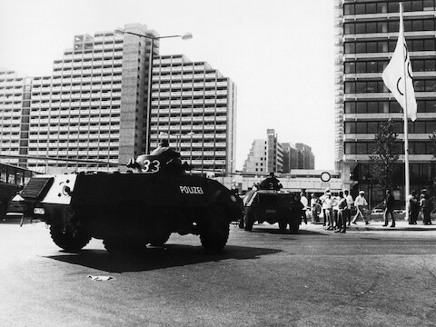 Tanks rukken uit wanneer Palestijnse terroristen Israëlische atleten gevangen houden op de Olympische Spelen van München in 1972.