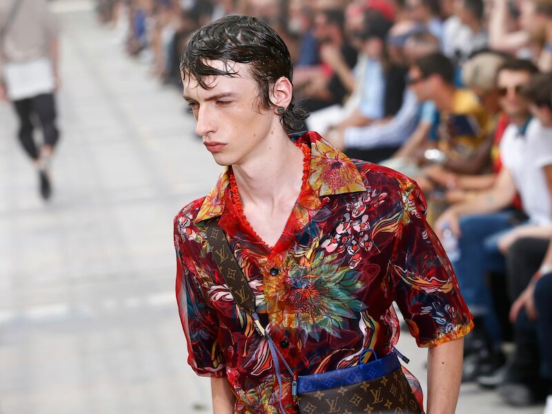 Een model op de catwalk van Louis Vuitton.