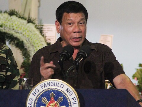 De Filipijnse president Rodrigo Duterte heeft een lijst met namen van 150 politici, rechters en ordehandhavers bekendgemaakt, die betrokken zouden zijn bij drugshandel.
