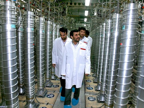 Iraans president Ahmadinejad brengt een bezoek aan de verrijkingsfabriek van Natanz. Foto uit 2008.