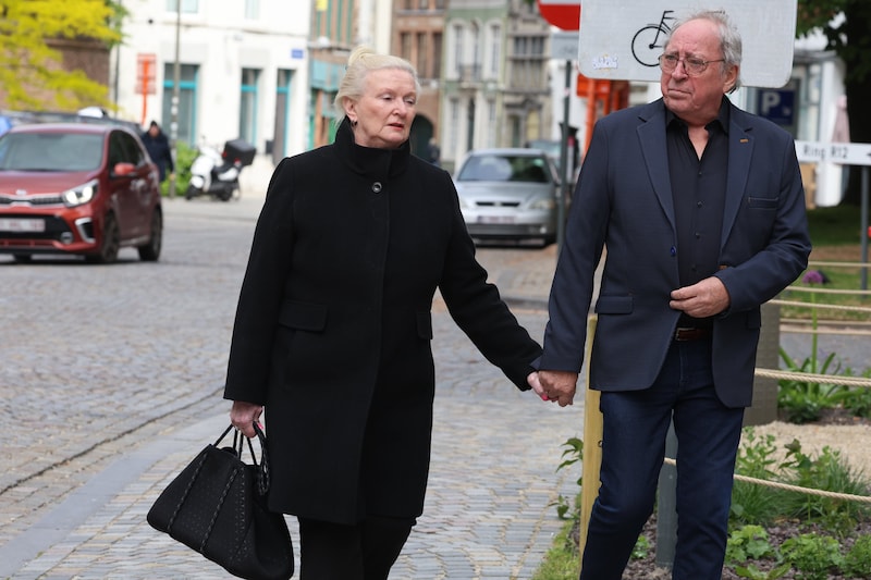 Anouchka Balsing en haar partner Ivan komen toe aan de Sint-Romboutskathedraal in Mechelen. 