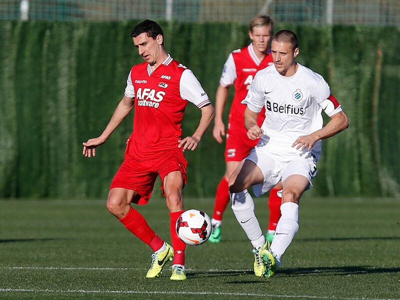 Maarten Martens in duel met Timmy Simons tijdens een oefenduel tegen Club Brugge.
