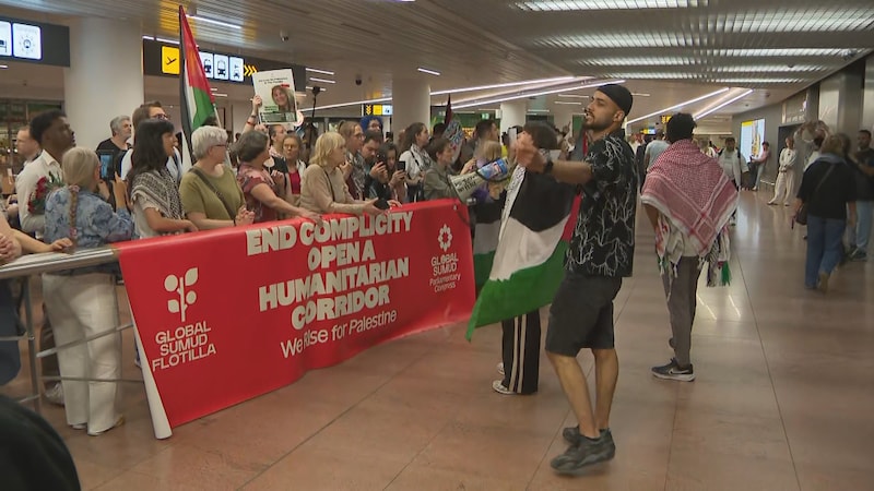De activisten van de Global Sumud Flotilla in de aankomsthal van Zaventem.