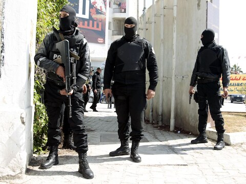Politieagenten bij het parlement van Tunis