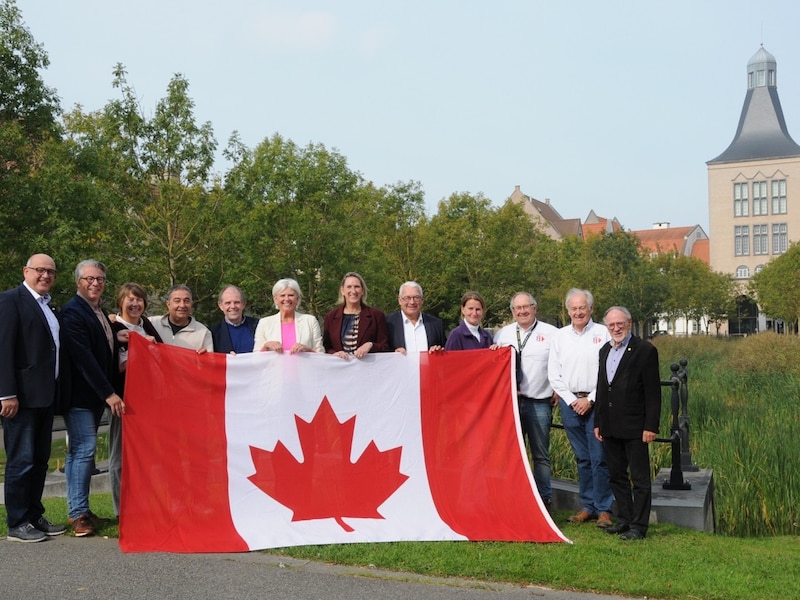 Meer dan 1.300 Canadese vlaggen kleuren Knokke-Heist opnieuw rood-wit: “Achter elke Maple Leaf schuilt een verhaal van moed en vrijheid”