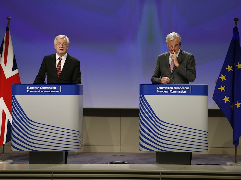 Brexitonderhandelaars David Davis en Michel Barnier.
