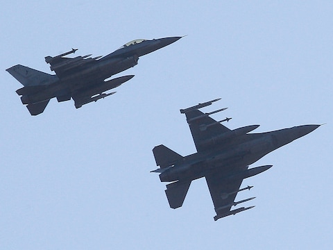 Twee CF-18 Hornets van de Canadese luchtmacht op weg naar een missie boven Libië.