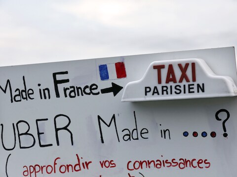 In Parijs kwamen taxichauffeurs op straat tegen de taxidienst Uber, die ze oneerlijke concurrentie verwijten.