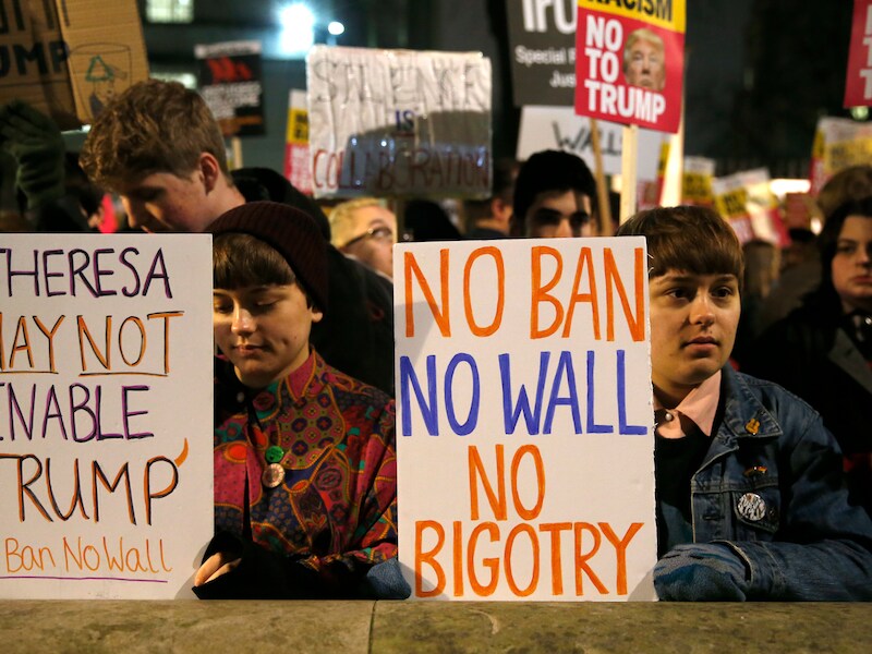 Demonstranten protesteren tegen het inreisverbod dat president Trump heeft afgekondigd.