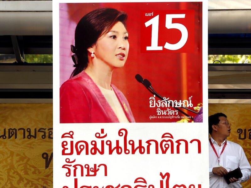 Huidig premier Yingluck Shinawatra op een verkiezingsposter voor de nieuwe verkiezingen in februari.
