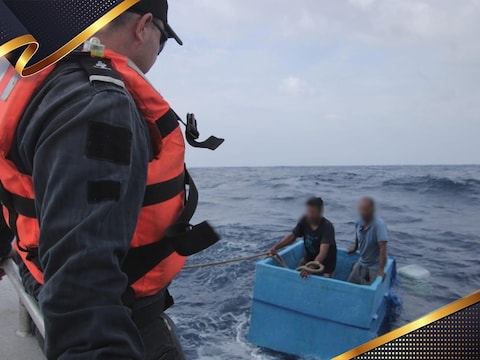 Beeld van de redding van de mannen op zee.