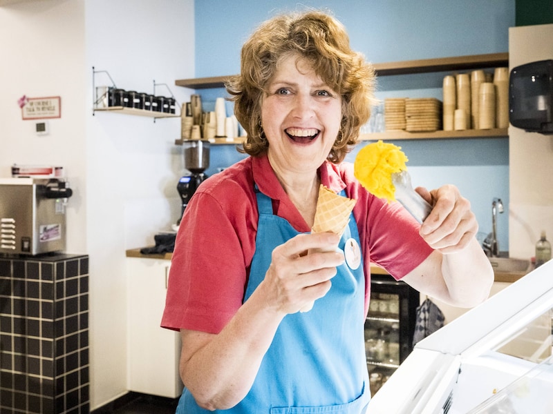 Van de warme temperaturen heeft Hilde Gos geen last. “De grootste uitdaging zijn de klanten die aan de toog een ijsje bestellen om mee te nemen, en zich dan toch op het terras zetten.”