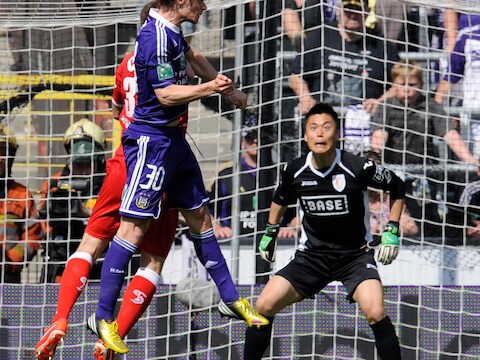 Op vrije trap van Biglia scoort Gillet met het hoofd de 1-0.