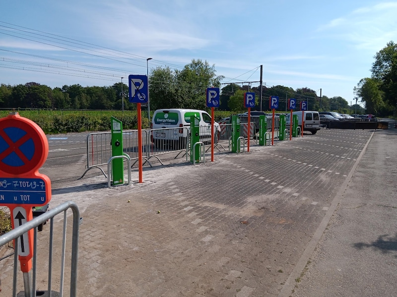 De laadpalen op de NMBS-parking in Bouwel