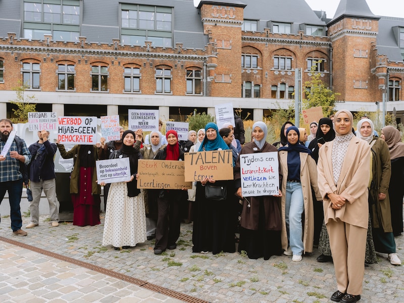 Tientallen mensen komen samen om Hadija te steunen: juf riskeert ontslag omdat ze met hoofddoek lesgeeft