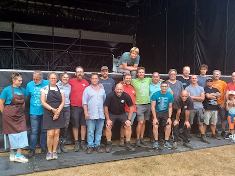 Het bestuur en de vrijwilligers zijn volop bezig met de opbouw van ParkPop. Bestuurslid Marie Lammertyn vierde van links.