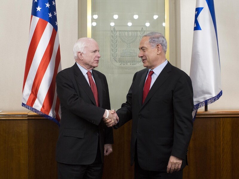 Senator John McCain schudt de hand van Israëlisch premier Benjamin Netanyahu. Hij stelde dat maanden van bombardementen IS "enkel maar sterker hebben gemaakt".