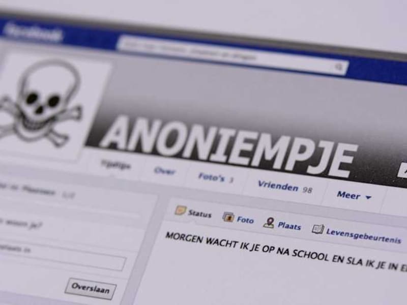 Het meisje kreeg dagelijks honderden beledigingen toegestuurd
