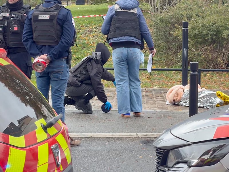 De politie voert onderzoek na de schietpartij in Trappes.
