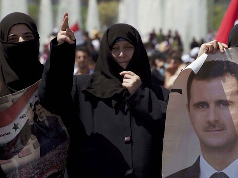 Vrouwen betuigen hun steun aan president al-Assad.
