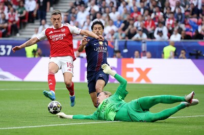 Leandro Trossard komt dicht bij de 0-2, PSG-doelman Safonov grijpt met gevaar voor lijf en leden in