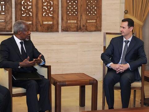 VN-gezant Kofi Annan praat met Syprische president Bashar Assad.