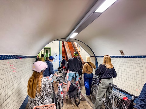 Roltrappen van de voetgangerstunnel kapot.