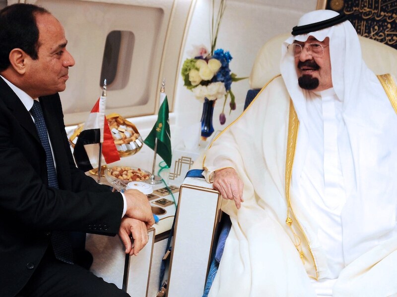 De Egyptische president Abdel Fattah al-Sisi (links) tijdens een ontmoeting met de Saoedische koning Abdullah.