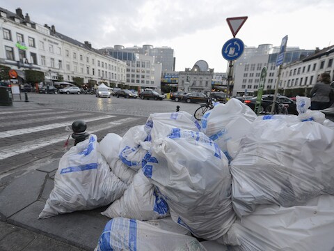 Brusselse vuilniszakken met het Europees Parlement op de achtergrond.
