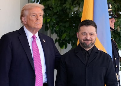Zelensky krijgt bij aankomst in Witte Huis meteen complimenten van Trump: “Je ziet er mooi uit in dat jasje”
