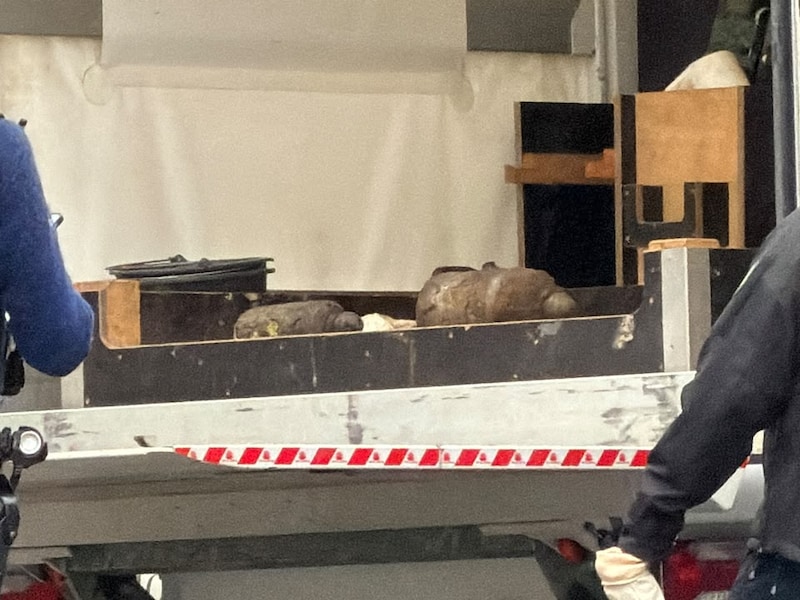 De twee obussen in de laadbak van de camionette van de ontmijningsdienst.