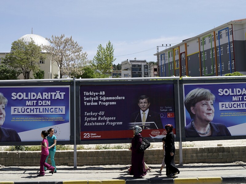 Affiches van Merkel en de Turkse premier Davutoglu in de stad Gaziantep, dat grenst aan door IS bezette delen van Syrië.