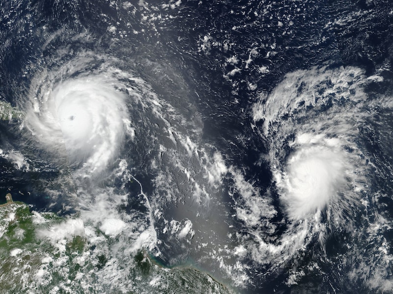 Orkaan Irma (links), achternagezeten door orkaan José (rechts).