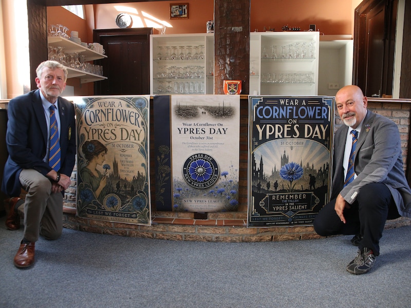 Voorzitter Roger Steward en Rafael Rondelez bij de affiches voor het komende Ypres Day-weekend. 