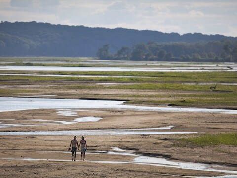Een koppel wandelt langs de bedding van een uitgedroogde rivier in de Amerikaanse staat Nebraska.